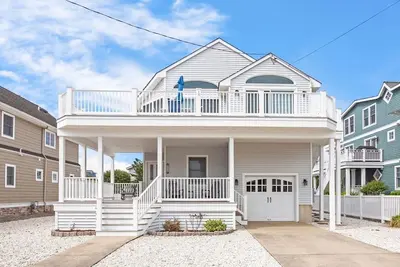 Image de Relax est cette maison à l'envers d'Avalon située dans un quartier calme.