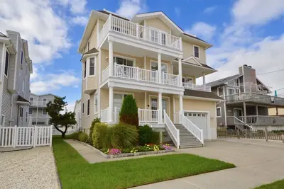 Image de Bright And Airy, Back Porch qui mène à une terrasse sur le toit. Stationnement hors rue suffisant pour une voiture