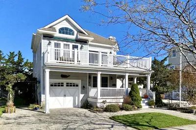 Image de Belle nouvelle 5 chambres, 4 salles de bain maison avec vue sur l'océan depuis la suite principale et le pont avant