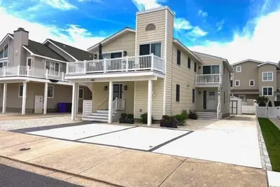 Image de Charmante unité attenante joliment décorée et entretenue par le propriétaire comme leur retraite d'été spéciale.