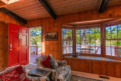 Image de Lakefront Mountain House avec un bel intérieur, Wifi, grande terrasse, pour toute la famille, animaux acceptés