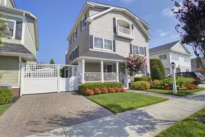 Image de Immense communauté dans la piscine creusée, tennis, à quelques pas de la plage!
