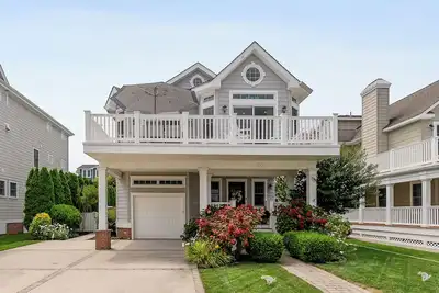 Image de Situé dans le quartier très recherché des années 30 et à seulement cinq maisons de la plage,