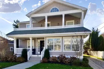 Image de Cette maison offre 6 chambres et 4 salles de bains et est à seulement 7 maisons de la plage.