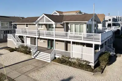 Image de Belle maison en bord de mer sur l'une des meilleures plages d'Avalon et à une courte distance de certains des parcs d'Avalon,