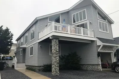 Image de Maison à l'envers de style Avalon située à seulement deux maisons de l'avenue Avalon