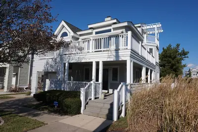 Image de Niché dans un quartier calme de la ville; à proximité des loisirs et d'une belle plage sur la 8e rue