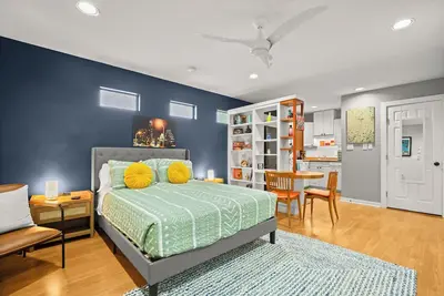 Image de L'abeille Johanna | À seulement 6 minutes du centre-ville, à pied de SoCo, vivez comme un local!