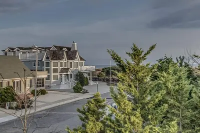 Image de Location SAISONNIÈRE Seulement - 5 Chambres / 3 Bains Maison