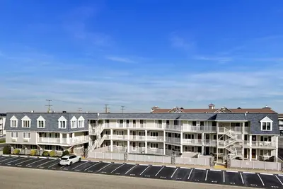 Image de Merrimack Condominium attrayant et climatisé offrant un emplacement sur la plage