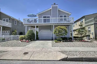 Image de Maison de style Avalon classique avec une vue sur l'océan à seulement 4 maisons de la plage. Capacité d'accueil jusqu'à 10