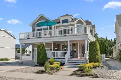 Image de 5 chambres, 4 salles de bain à seulement neuf maisons de l'entrée d'une plage protégée par les dunes