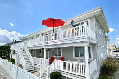 Image de Condo lumineux et Beachy au premier étage - 2e bâtiment à l'arrière de la plage