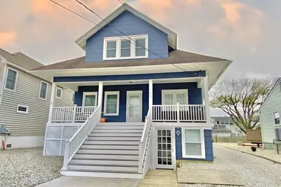 Image de Avalon Beach House! Super endroit! Profitez de votre café du matin ou d'un verre de vin dans la soirée sur le porche couvert accueillant.