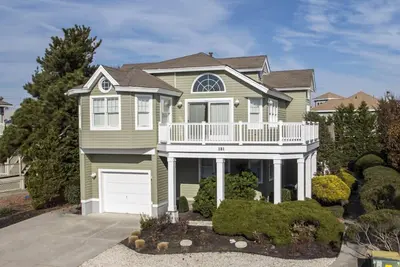 Image de Beach block home à seulement 3ème de la plage avec vue sur l'océan à l'extrémité sud d'Avalon