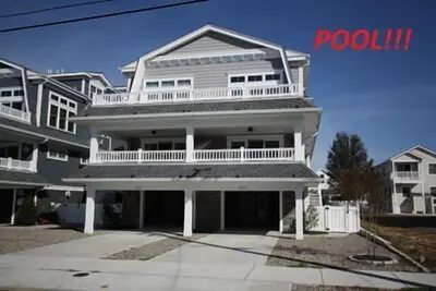Image de Location Du Vendredi Au Vendredi: Maison de ville avec une vue sur la baie et une piscine.