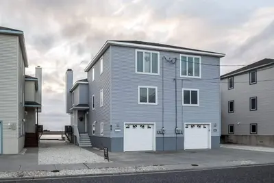 Image de Grande maison de ville \"Bayfront\" située sur le pont de la 21st Street avec de superbes vues sur la baie