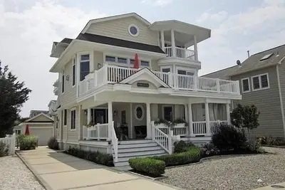 Image de Magnifique Beach Block Custom 3 Story Maison Contemporaine Avec Piscine PRIVÉE CHAUFFÉE!
