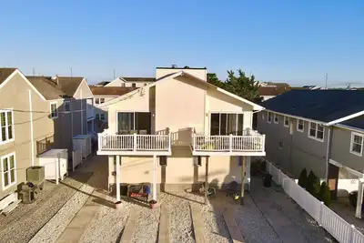 Image de Situé dans une rue calme et offre une vue sur la baie depuis le pont avant