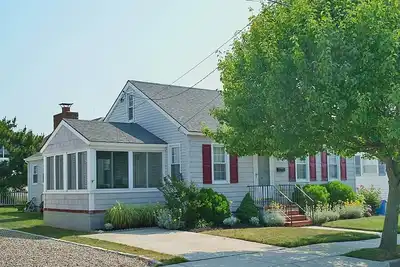 Image de Un éleveur bien entretenu à seulement 1 -1/2 de la plage et de la promenade