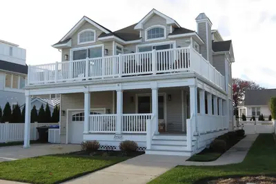 Image de Profitez de vos vacances d'été dans cette belle maison contemporaine neuve de 6 chambres à coucher et 5 salles de bain.