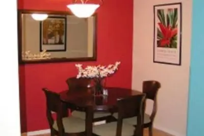 Image de Cozy 2 ch, 2 sdb, condo meublé près du centre-ville