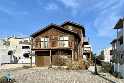 Image de Grande maison dans la partie nord de l'île offrant 5 chambres, 3 salles de bain complètes