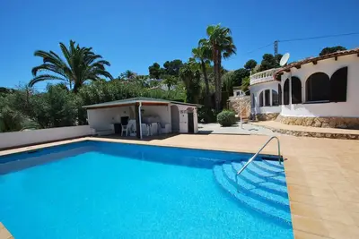 Image de Villa avec piscine privée dans un quartier résidentiel calme, cuisine d'été