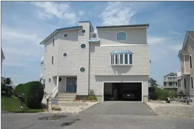 Image de Spacieuse maison au bord de la baie à Avalon Manor avec des vues spectaculaires à 360 degrés sur les zones humides et l'entrée du pont sur le toit.