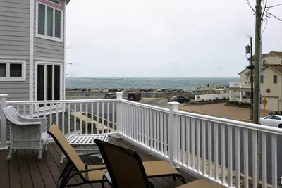 Image de Charmante maison de style à l'envers de deux étages située de façon unique avec une vue imprenable sur l'océan