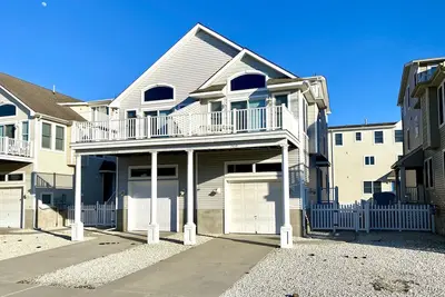 Image de Marchez vers tout ce que Avalon a à offrir! Profitez de magnifiques couchers de soleil sur le pont du 2ème étage ou détendez-vous près du foyer au gaz par une nuit fraîche