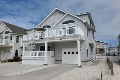 Image de Grande maison de ville à seulement 2 1/2 pâtés de maisons de la plage