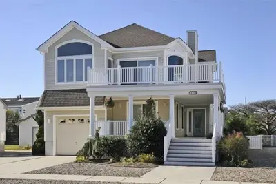 Image de Situé à 2, 5 pâtés de maisons de la plage et dispose d'une grande piscine chauffée