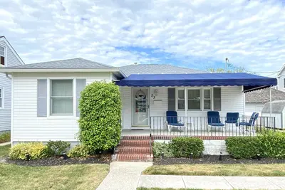 Image de À distance de marche de la plage, des restaurants et des magasins. Plan d'étage ouvert, détendez-vous sur le pont ou laissez les enfants jouer dans la grande cour arrière