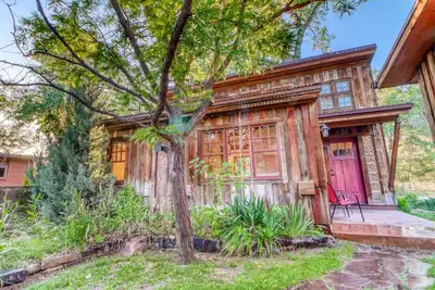 Image de Maison lumineuse et charmante, idéale pour les chiens, en plein centre-ville. Marche pour les restaurants / magasins!