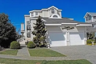 Image de Situé dans les lagunes à doigt haut de gamme d'Avalon avec vue panoramique sur l'horizon dans toutes les directions
