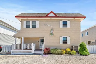 Image de Un porche blindé et une terrasse à l'arrière de la maison. Piscine Communautaire Et Cours De Tennis