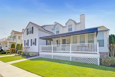 Image de Magnifiquement mis à niveau, 5 chambres, 4 salles de bain maison située à quelques pas de tout ce dont vous avez besoin lorsque vous êtes sur la rive
