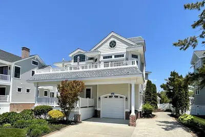 Image de Belle maison spacieuse Southend est à seulement 1 1/2 pâtés de maisons de la plage.