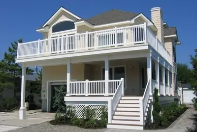 Image de Belle maison avec trois étages et une piscine chauffée!