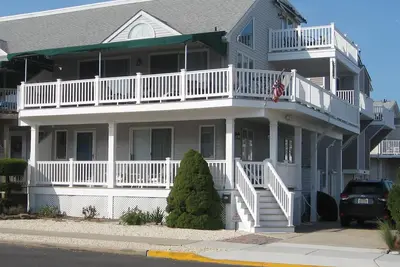 Image de Garez votre voiture et marchez jusqu'à la plage, la baie, de nombreux restaurants et magasins.