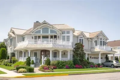 Image de Profitez de vos vacances dans cette belle maison construite à Stone Harbor avec 5 chambres, 6 salles de bain complètes et 1 salle de bain.