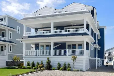 Image de Belle nouvelle maison de ville de construction avec vue imprenable sur la baie!