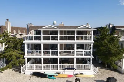 Image de Belles vues sur les voies navigables, les zones humides et les couchers de soleil depuis cette unité Penthouse bien entretenue