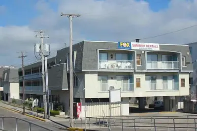 Image de Plus grande unité! Pont privé. Si proche de l'action, de la plage et du trottoir!