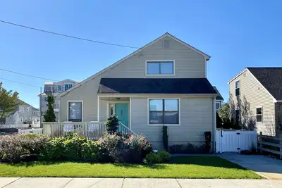 Image de Proposant 3 chambres et 2 salles de bain, cette maison de style traditionnel comprend une piscine, une cuisine et des salles de bains récemment rénovées.