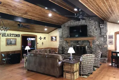 Image de Cette Cabine A Tout! ! Gameroom, Hottub, Waterfalls, Sleeps 10. Grandes Avis