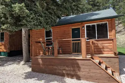 Image de Cowboy Cabin @ Trails End - À seulement 2 pâtés de maisons de Main Street, Hill City!