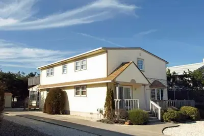 Image de Situé à seulement 2 pâtés de maisons de la plage. Profitez de nuits fraîches dans le porche projeté à l'arrière