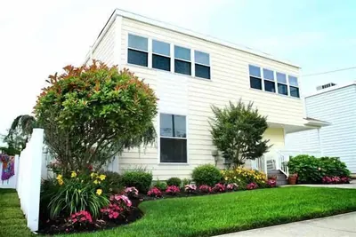 Image de Communauté de paysage marin. Profitez du meilleur des deux, à un pâté de maisons de la plage et à un pâté de maisons du centre-ville